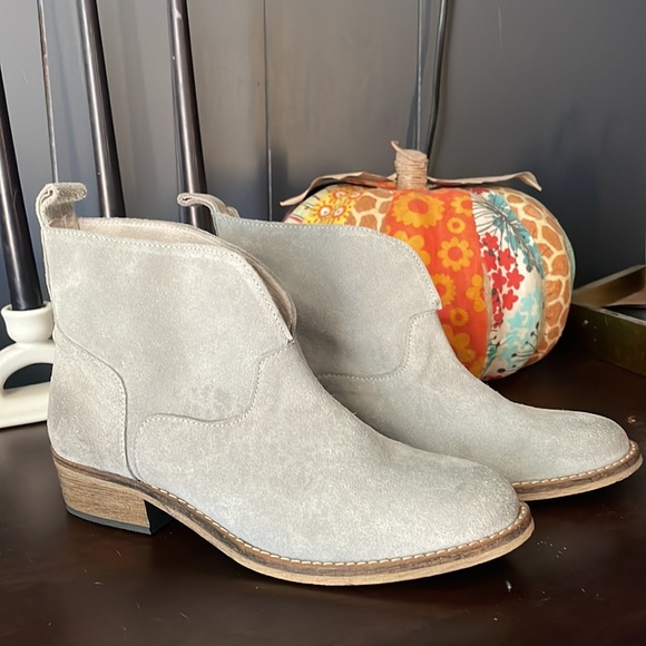 Ivylee Womens Grey Suede Split Front Pull On Low Heel Ankle 6.5 Booties - Picture 2 of 11